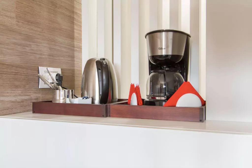 Příslušenství pro přípravu čaje a kávy v ubytování Ginevra Rooms