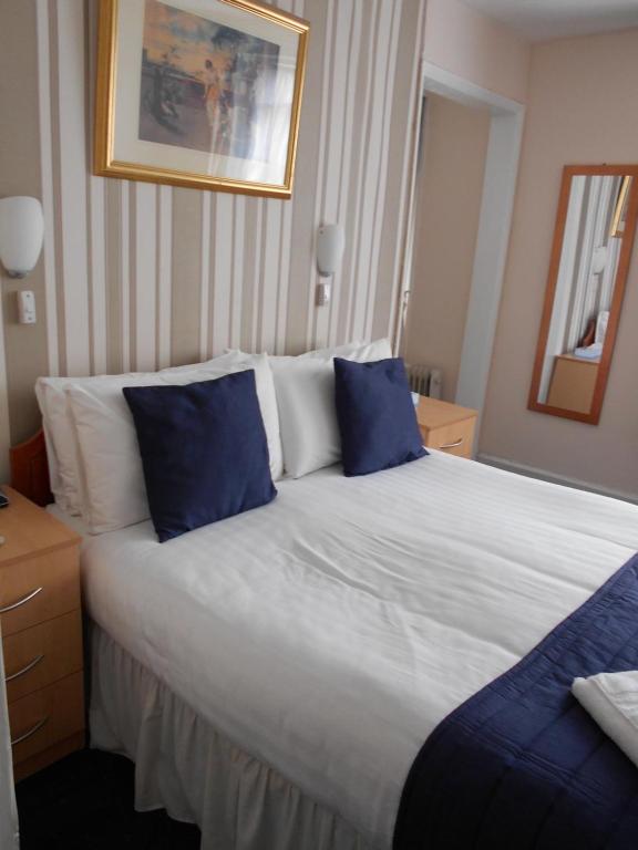 Postel nebo postele na pokoji v ubytování Parkwood Hotel