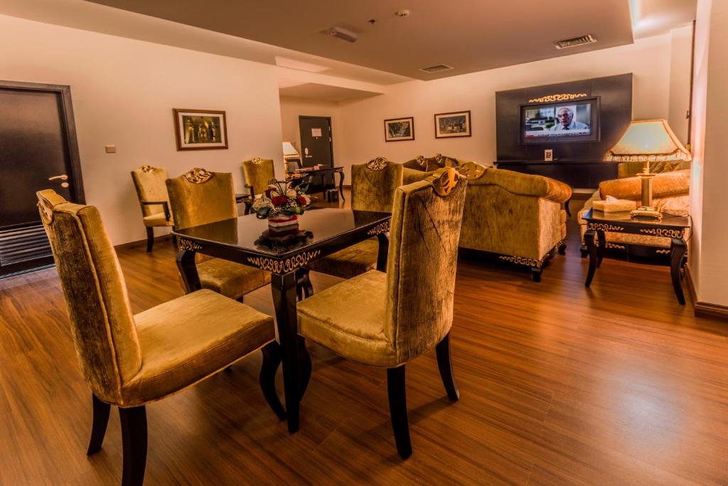 Een TV en/of entertainmentcenter bij Golden Tulip Headington
