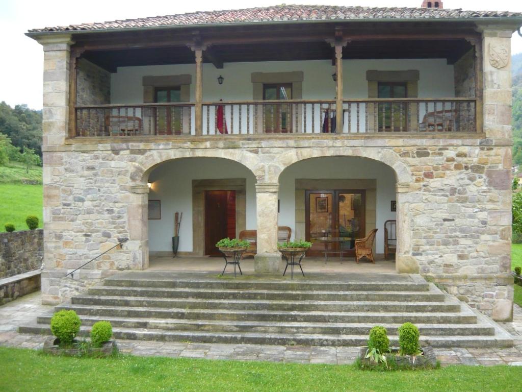 Elle offre une vue sur l'extérieur d'une maison dotée d'un balcon. dans l'établissement Casa Rural San Pelayo, à Camaleño