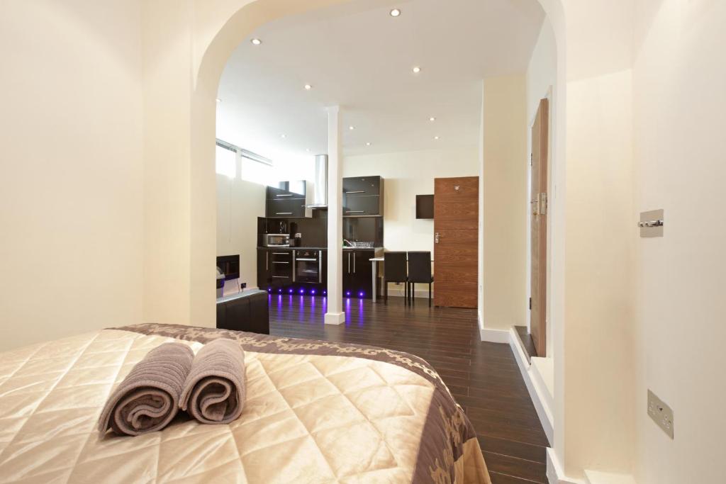 een slaapkamer met een bed met twee handdoeken erop bij Cumberland Apartments in Londen