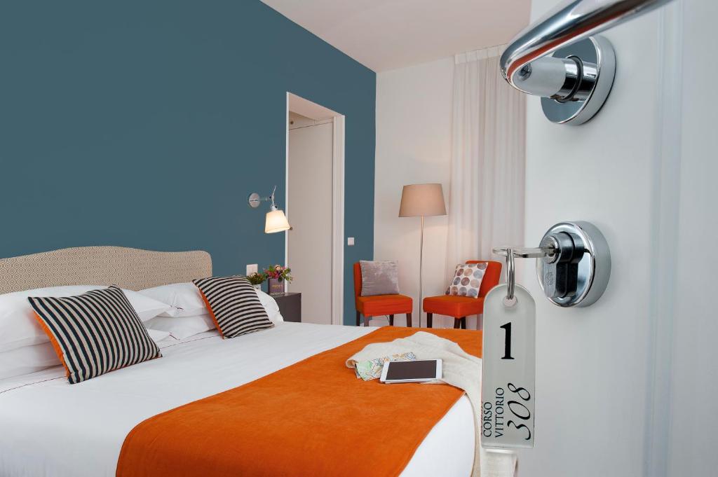 ローマにあるCorso Vittorio 308のベッドルーム1室(オレンジ色の毛布付きのベッド1台付)
