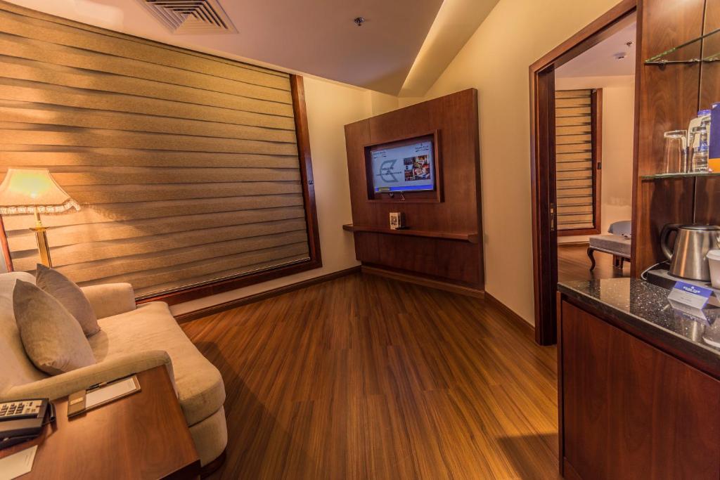 Een TV en/of entertainmentcenter bij Golden Tulip Headington

