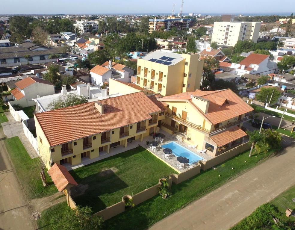 里奧格蘭德的住宿－波薩達伊斯奎納度索爾酒店，享有带庭院的房屋的空中景致