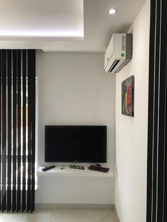 TV a/nebo společenská místnost v ubytování Apartment Ajla
