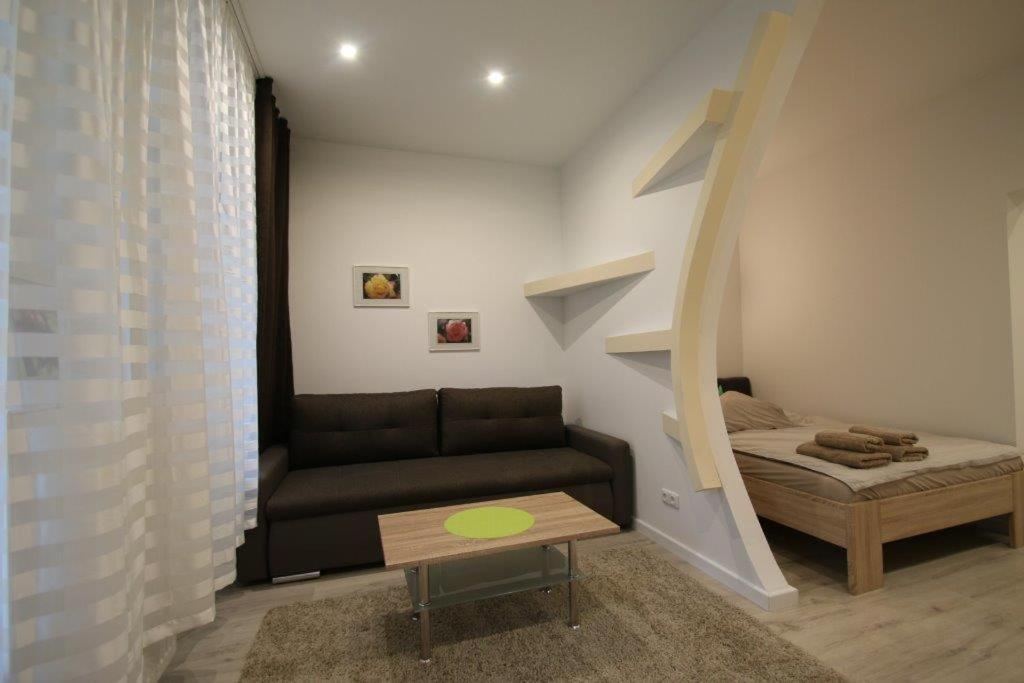 ein Wohnzimmer mit einem Sofa und einem Tisch in der Unterkunft Altstadt Apartment in Bremen