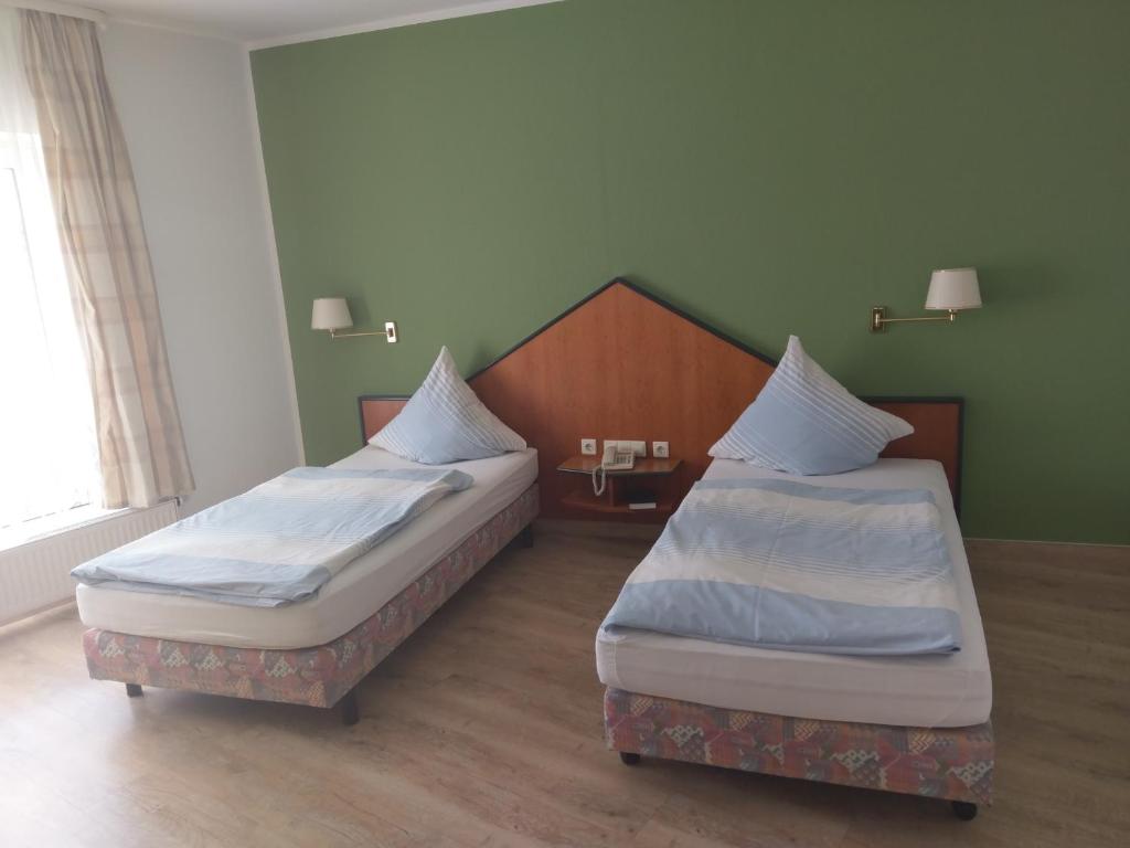 Postel nebo postele na pokoji v ubytování Hotel Elxleben