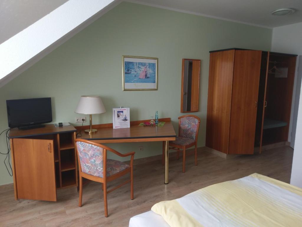 TV a/nebo společenská místnost v ubytování Hotel Elxleben