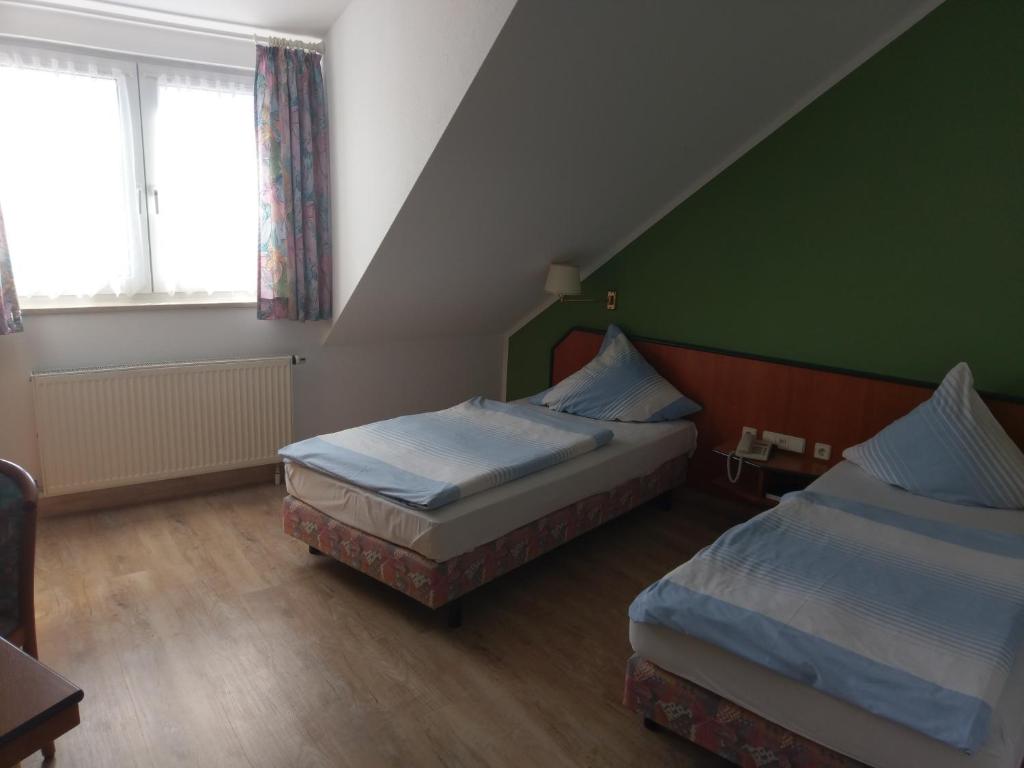 Postel nebo postele na pokoji v ubytování Hotel Elxleben