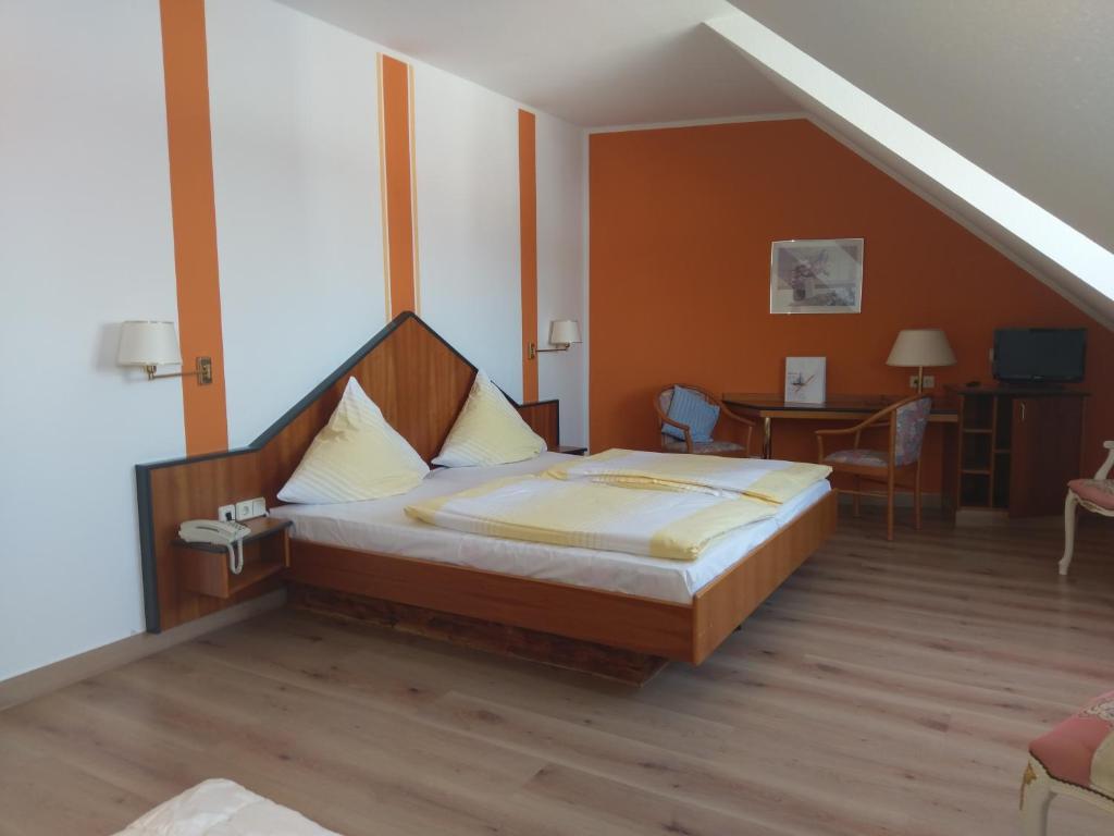 Ein Bett oder Betten in einem Zimmer der Unterkunft Hotel Elxleben