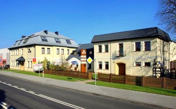 un par de casas al lado de una calle en Pod Lipą, en Gorzów Śląski