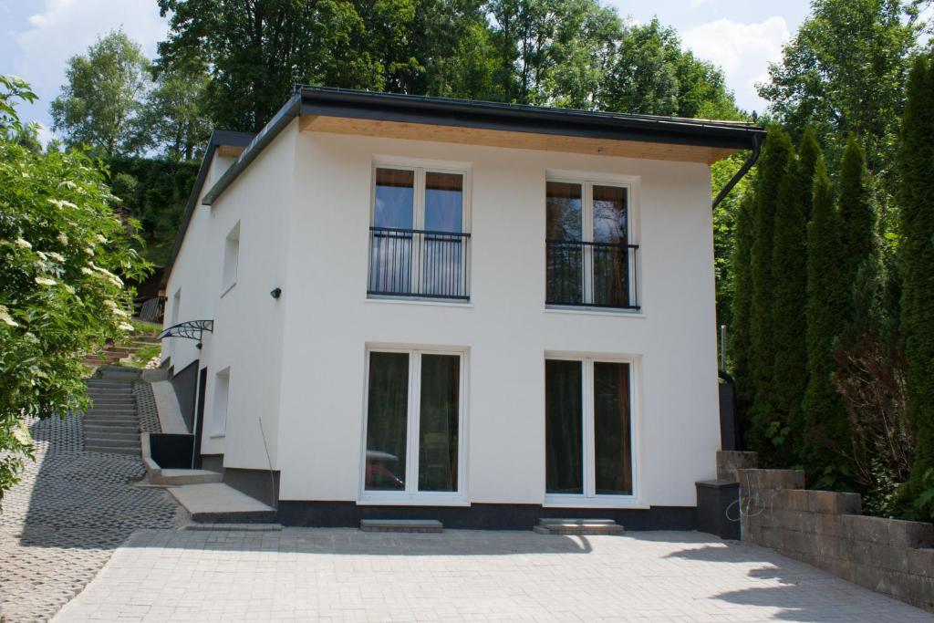 een wit huis met een zwart dak bij Haus Bierherr in Mariazell