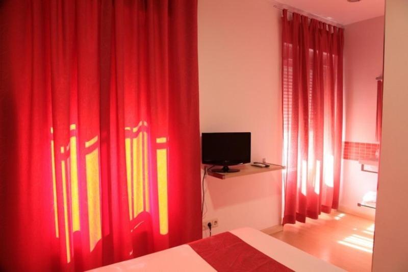 Una televisión o centro de entretenimiento en Hostal Falfes