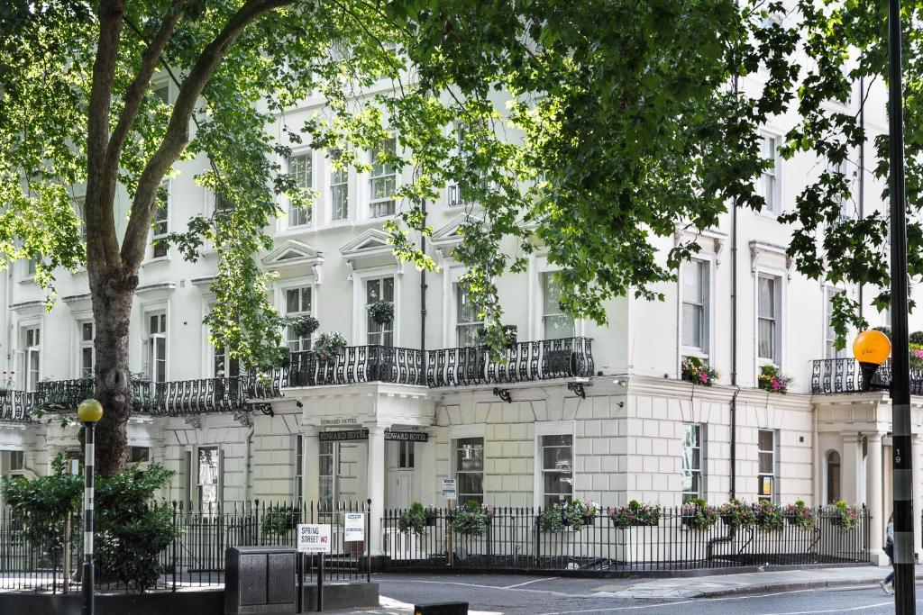 Un edificio blanco con un árbol delante. en Hotel Edward Paddington, en Londres