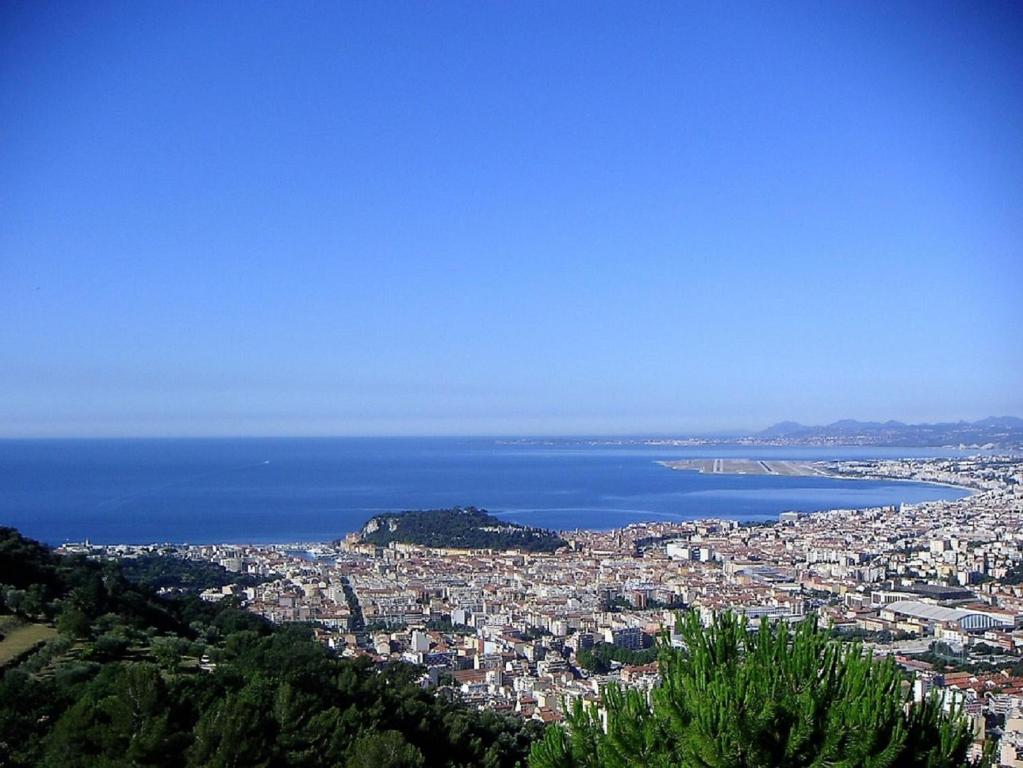 une vue aérienne d'une ville et de l'océan dans l'établissement Villa Mt Fleuri, à Nice