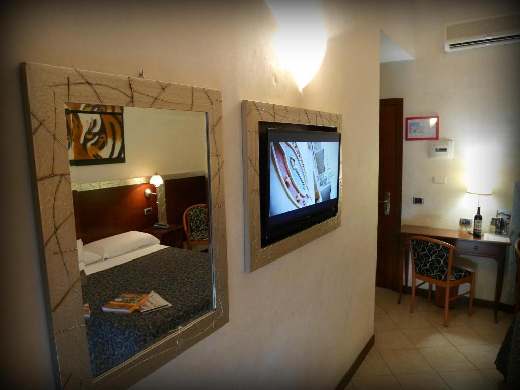 TV a/nebo společenská místnost v ubytování Hotel La Pace - Experience