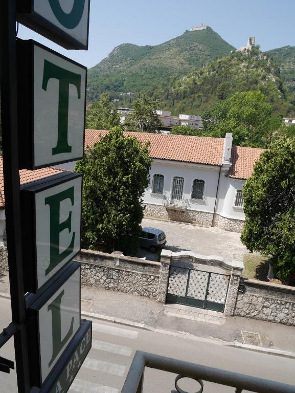 Nespecifikovaný výhled na hory nebo výhled na hory při pohledu z hotelu