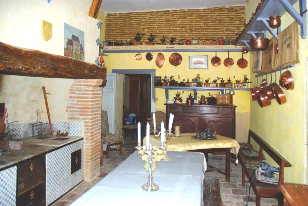Kuchyň nebo kuchyňský kout v ubytování Château de Vallègue