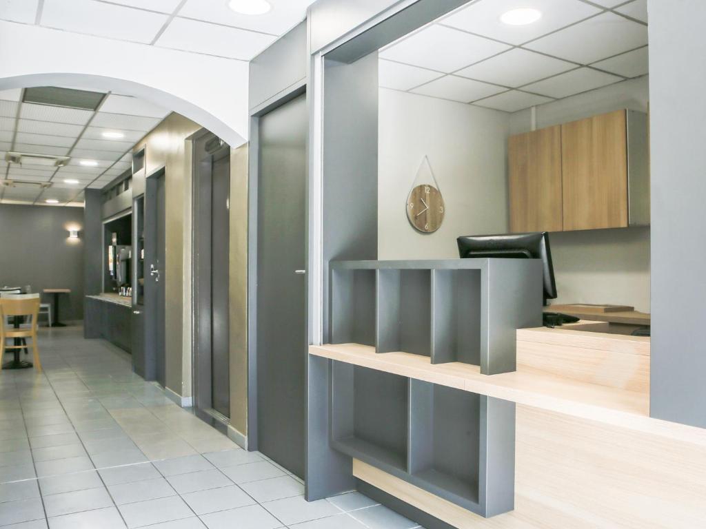 Kuchyň nebo kuchyňský kout v ubytování B&B HOTEL Hyères