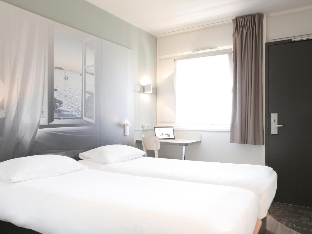 Katil atau katil-katil dalam bilik di B&B HOTEL Hyeres
