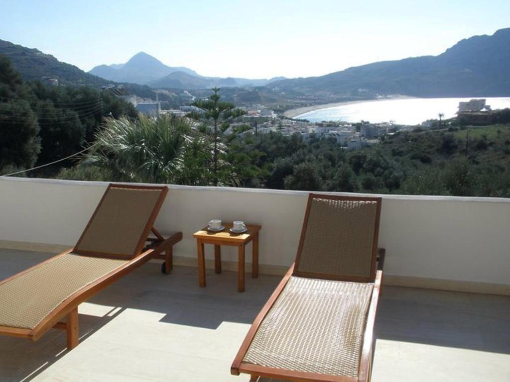 - un balcon avec vue doté de 2 chaises et d'une table dans l'établissement Olive Grove, à Plakias