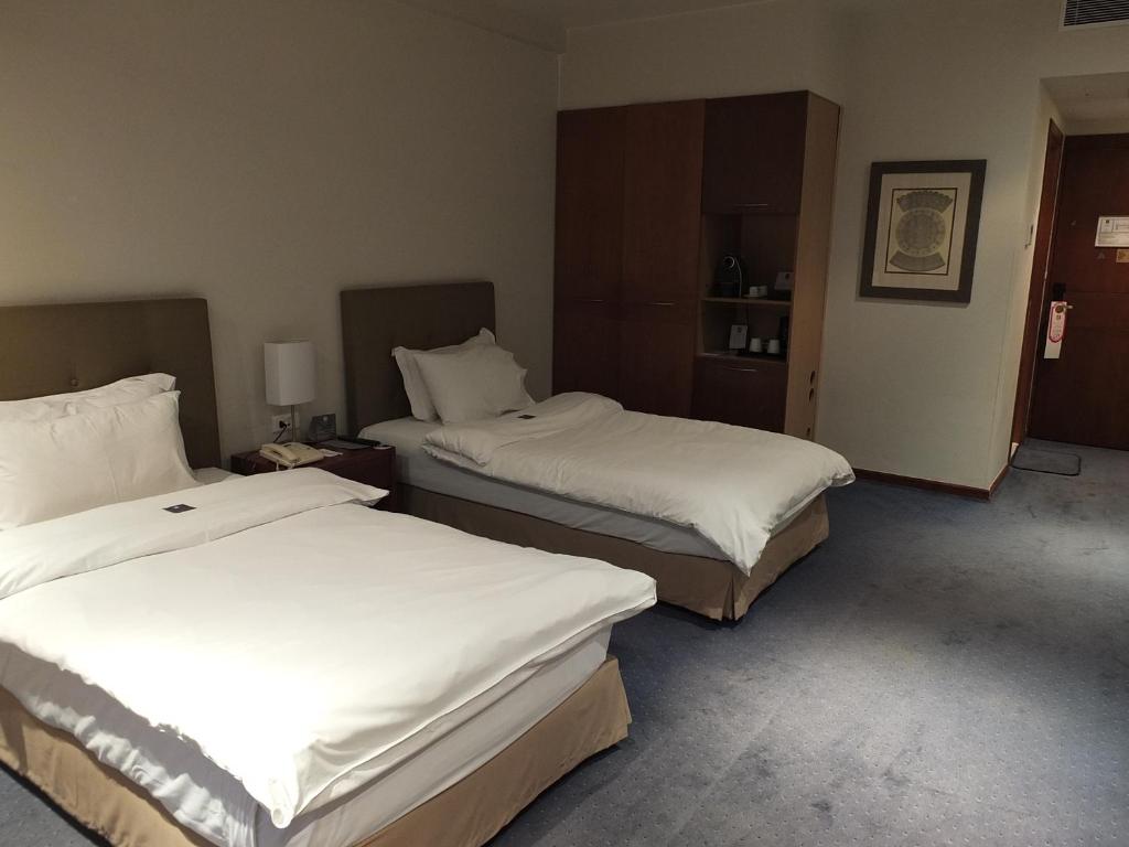 Postel nebo postele na pokoji v ubytování Plaza Hotel Beirut