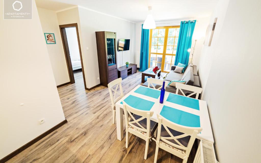 Televízia a/alebo spoločenská miestnosť v ubytovaní Wonder Home - Apartamenty w spokojnej okolicy, z widokiem na góry