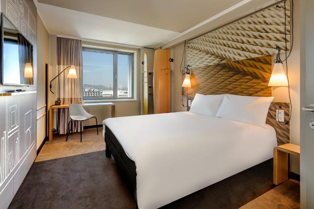 A bed or beds in a room at ibis Wien Hauptbahnhof