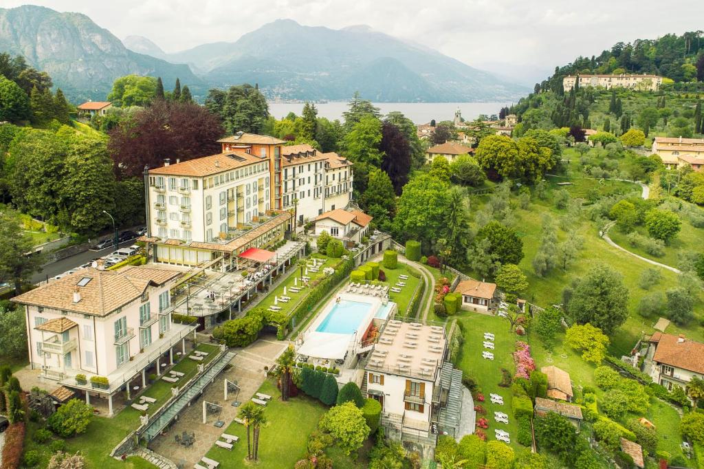 uma vista aérea de uma casa com piscina em Hotel Belvedere em Bellagio