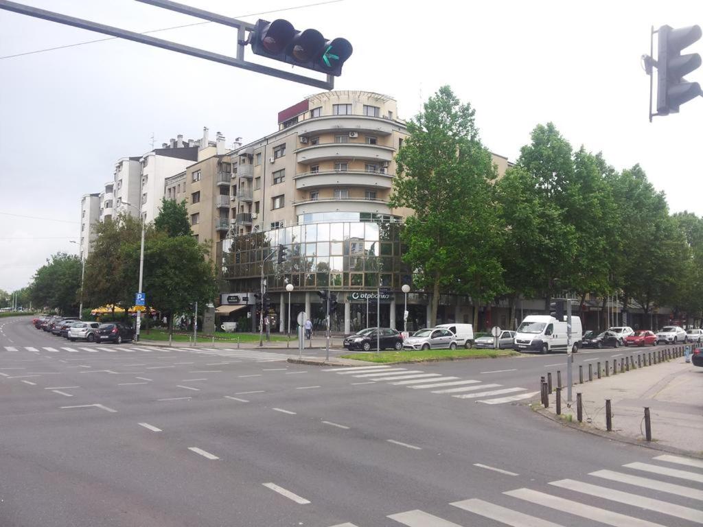 een lege straat met een verkeerslicht en een gebouw bij Apartment Anamarija in Zagreb