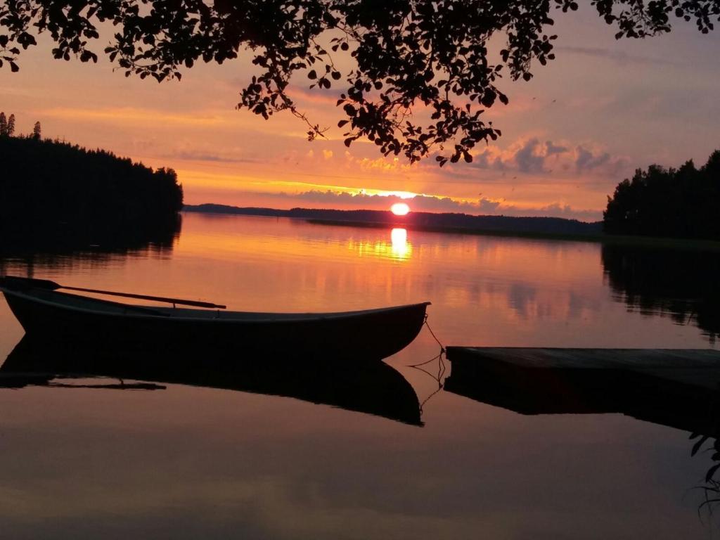 Loma-asunnon lähellä sijaitseva luonnonmaisema