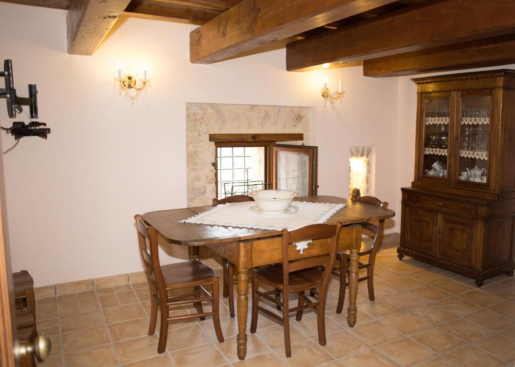 una sala da pranzo con tavolo e sedie in legno di B&B Valle degli Ulivi Vallecorsa a Vallecorsa