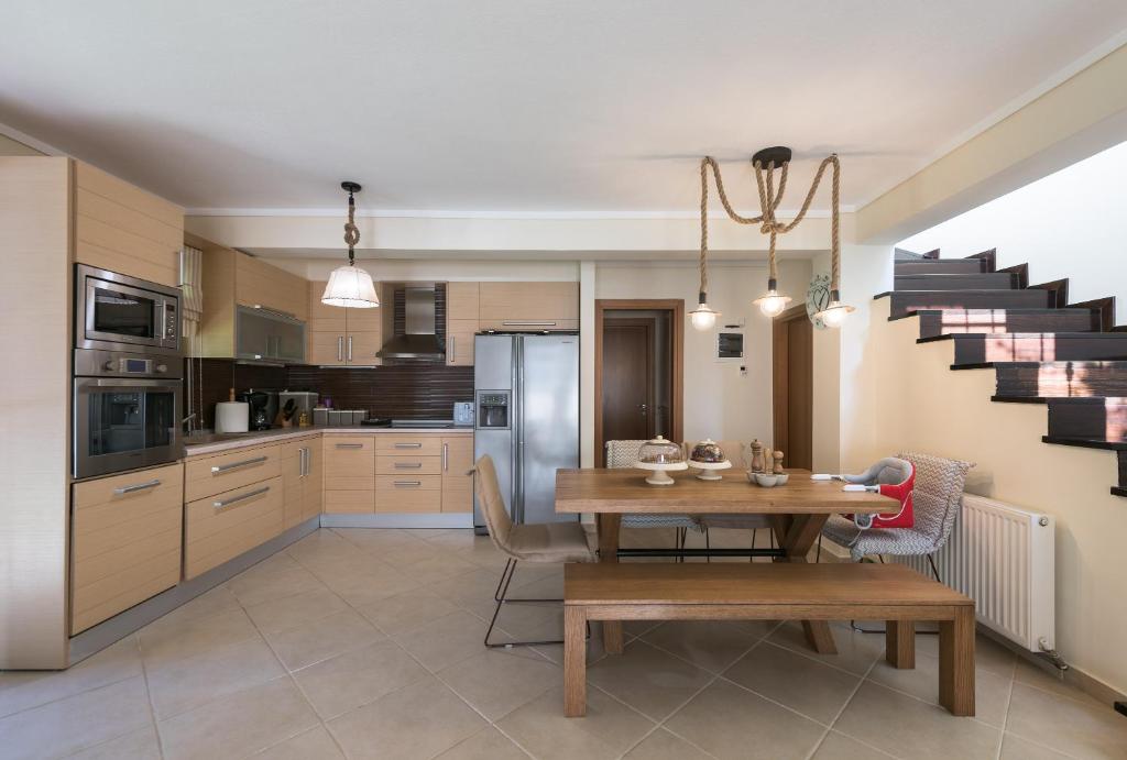Kuchyň nebo kuchyňský kout v ubytování Elani Villa Dieci by Luxlikehome