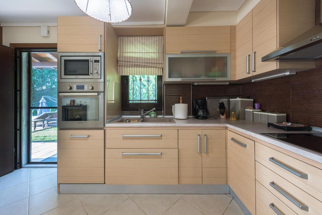 Kuchyň nebo kuchyňský kout v ubytování Elani Villa Dieci by Luxlikehome