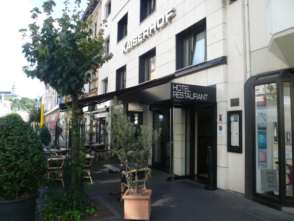 un edificio con un letrero de café en el costado. en Hotel Kaiserhof en Siegburg