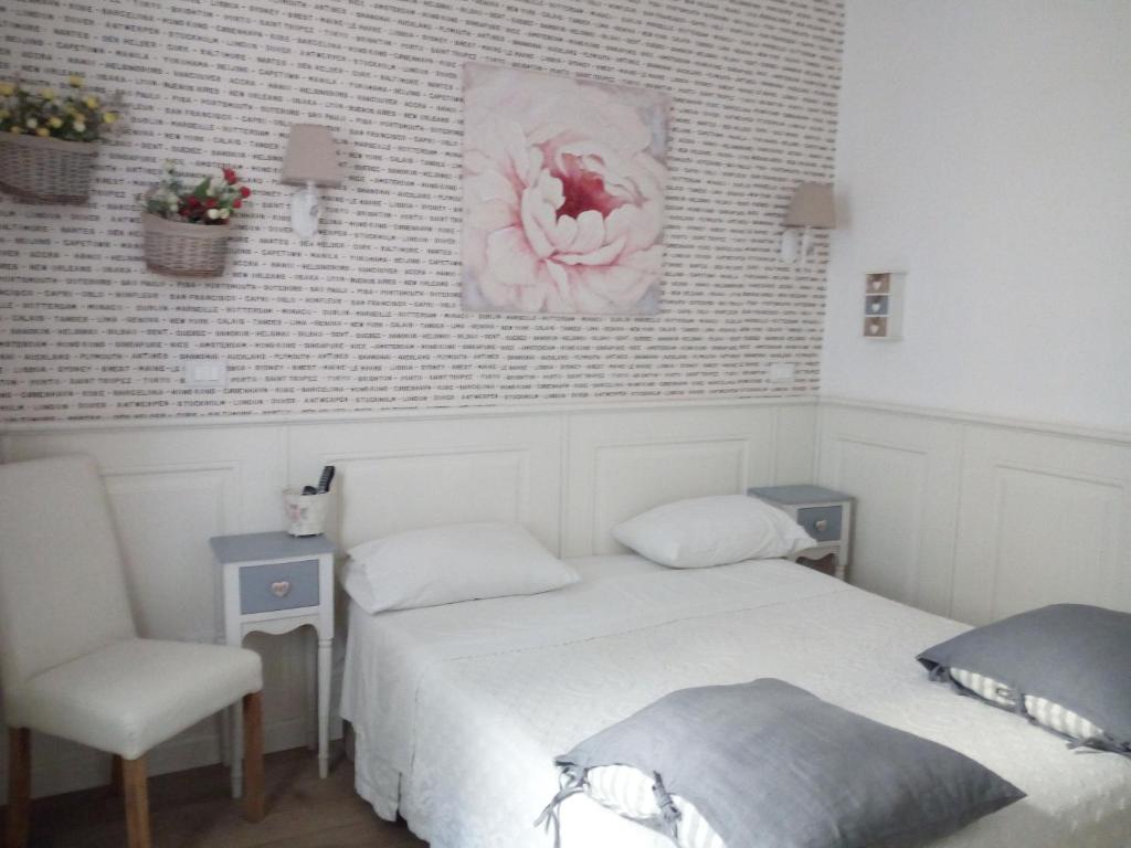ein Schlafzimmer mit einem Bett, einem Stuhl und einem Gemälde in der Unterkunft Alba Sul Vaticano in Rom