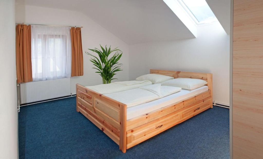 Postel nebo postele na pokoji v ubytování Gasthaus Pension Goldeck