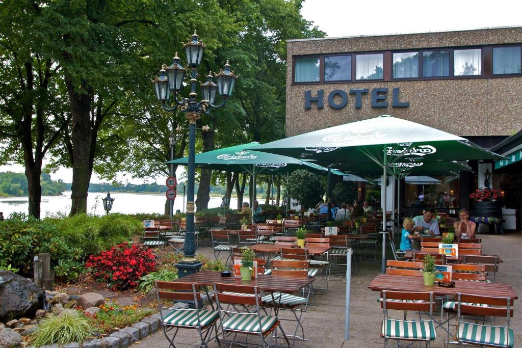 Ein Restaurant oder anderes Speiselokal in der Unterkunft Hotel Rheinterrasse Benrath 