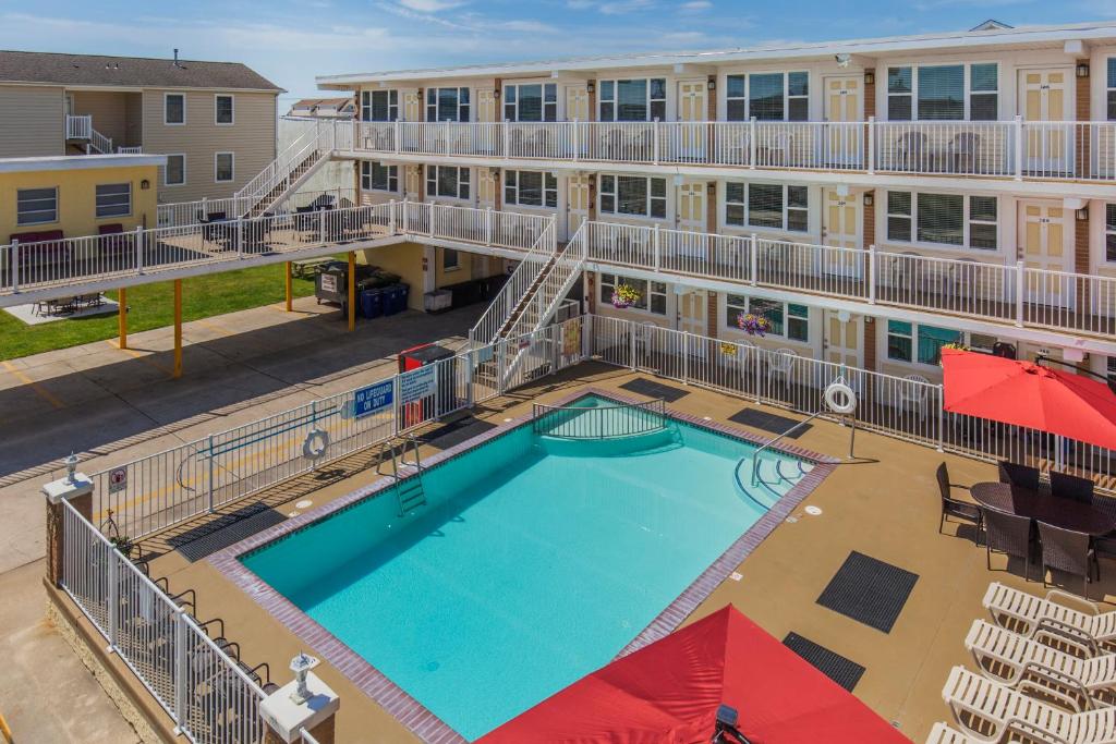 una vista aérea de una piscina en un edificio en Esplanade Suites - A Sundance Vacations Property, en Wildwood