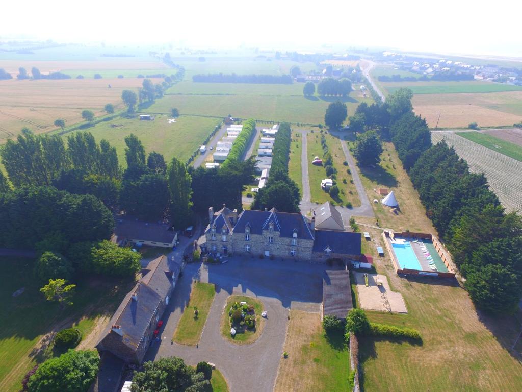 an aerial view of a house with a parking lot at Domaine de l'Aumône in Cherrueix