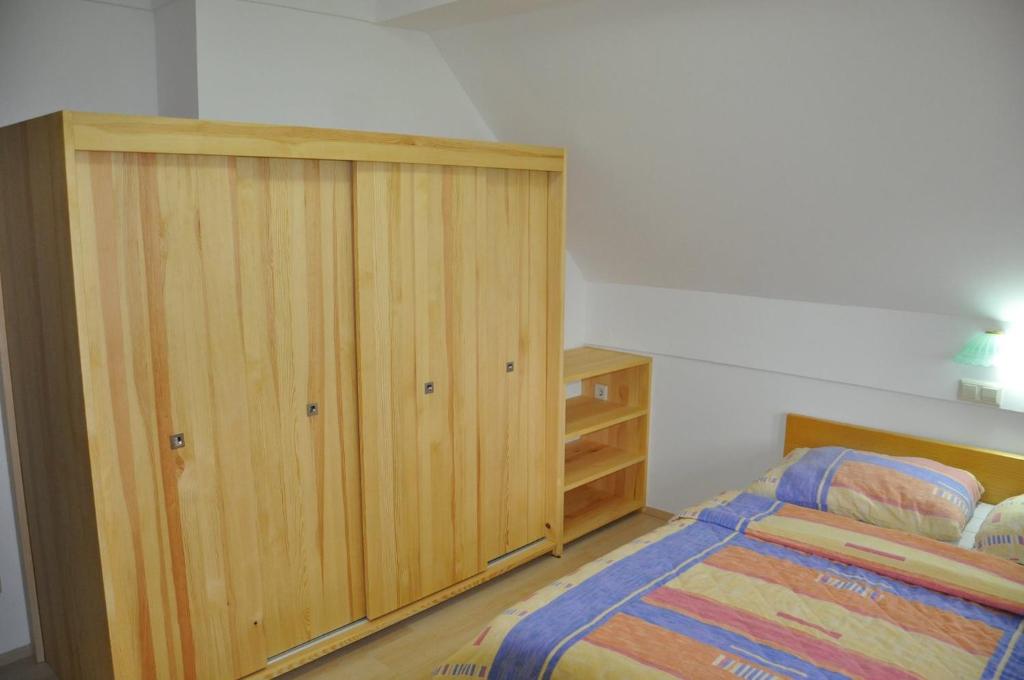 Postel nebo postele na pokoji v ubytování POČITNIŠKI APARTMAJI - Sunny apartment in Moravske Toplice
