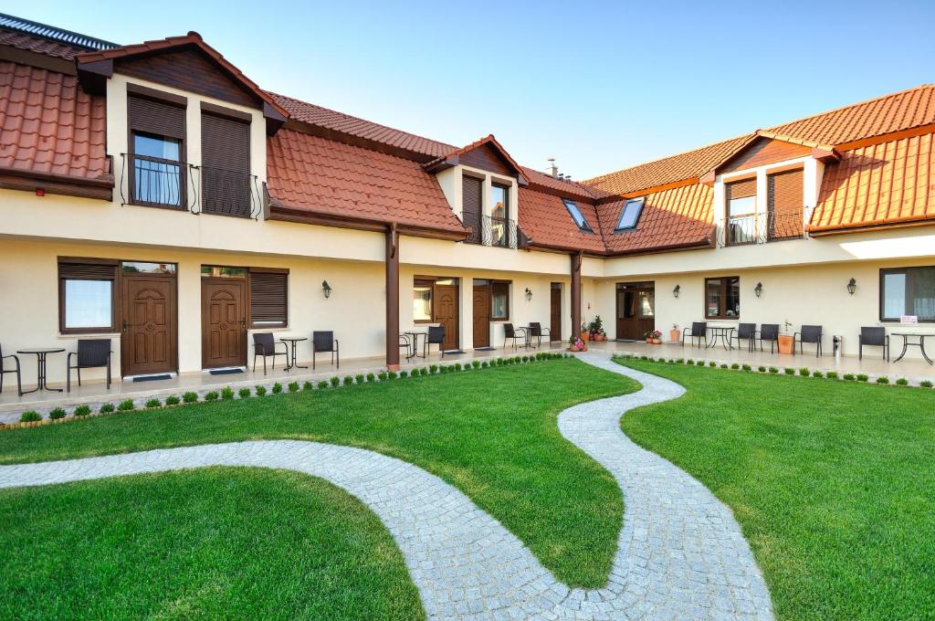 una pasarela en el patio de una casa en Petrény Borpanzió, en Egerszalók