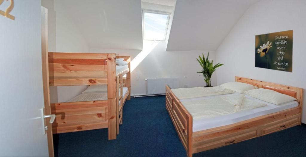 Postel nebo postele na pokoji v ubytování Gasthaus Pension Goldeck