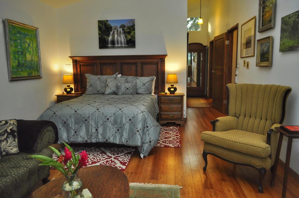 a living room filled with furniture and a couch at Casa Donna Rosa B&B in Nuevo Arenal