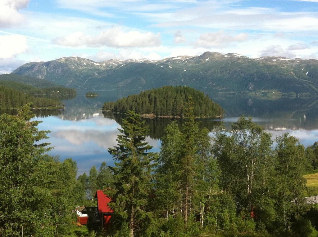 a view of a lake with trees and mountains at Totakbu in Rauland