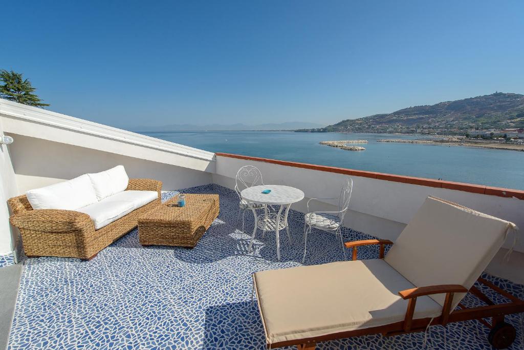 d'un balcon avec des chaises et des tables sur un bateau de croisière. dans l'établissement B&B Vistamare Suite, à Agropoli
