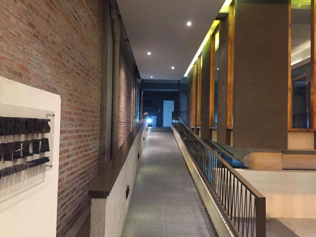 un pasillo de un edificio con una pared de ladrillo en Studio 44 en Belén de Escobar