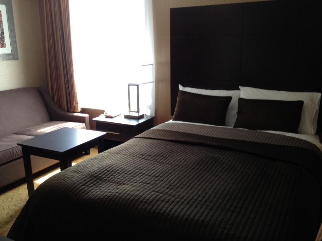 Postel nebo postele na pokoji v ubytování Mississauga Gate Inn