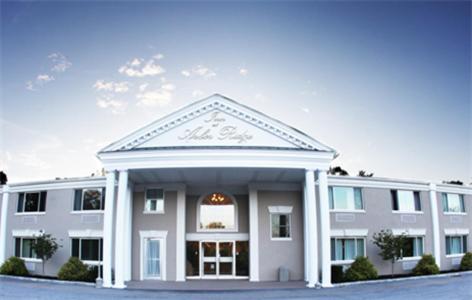 um grande edifício branco com muitas janelas em Inn at Arbor Ridge Hotel and Conference Center em Hopewell Junction