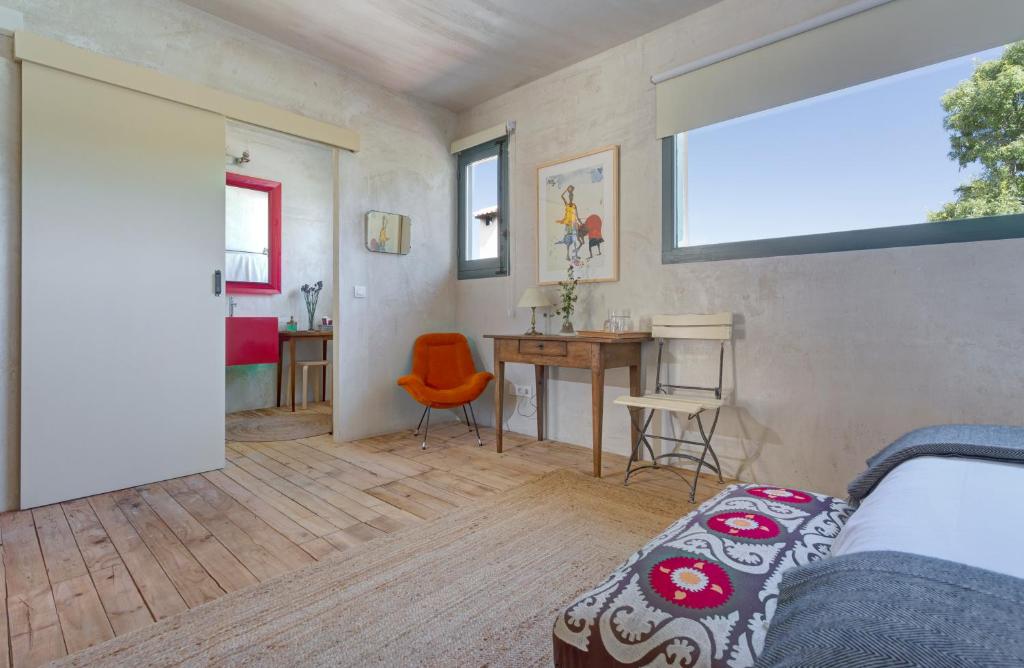 - une chambre avec un lit, un bureau et une table dans l'établissement Finca Fuente Techada - Adults Only, à Sotosalbos